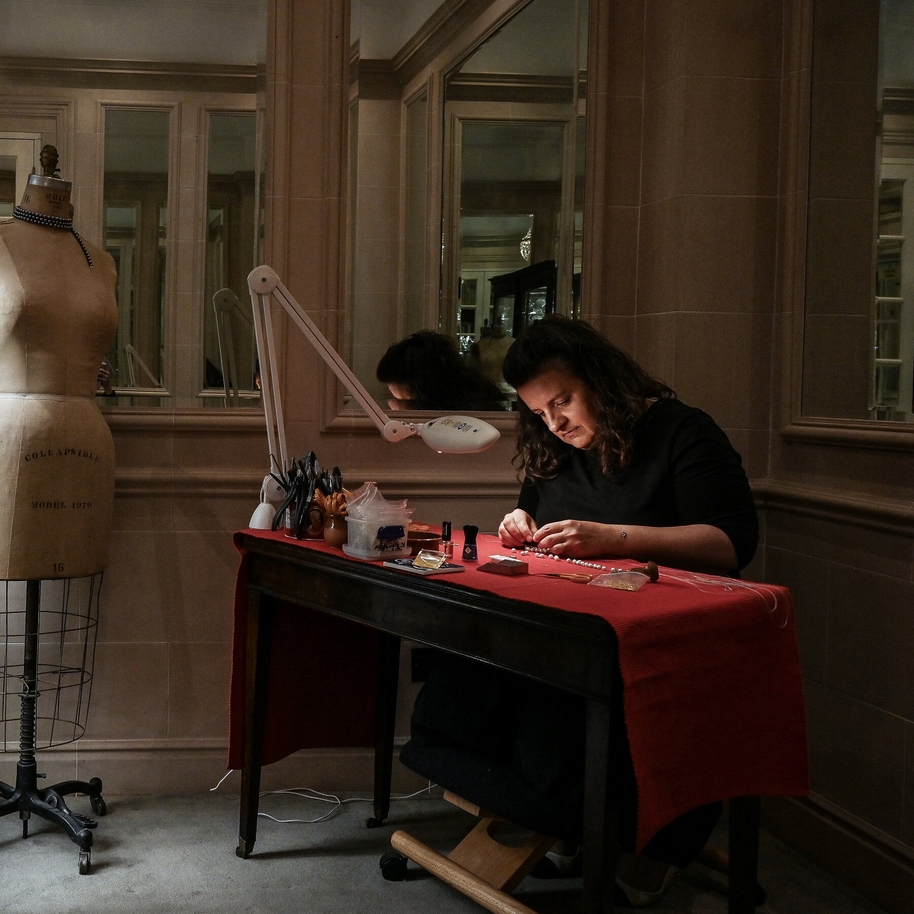 renata-terjeki-pearl-stringing-antique-jewelry-restoration renata terjeki stringing pearls in her studio in mayfair london